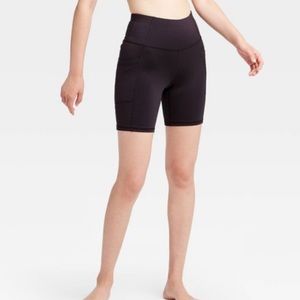 Women’s high-rise sculpted bike shorts size M